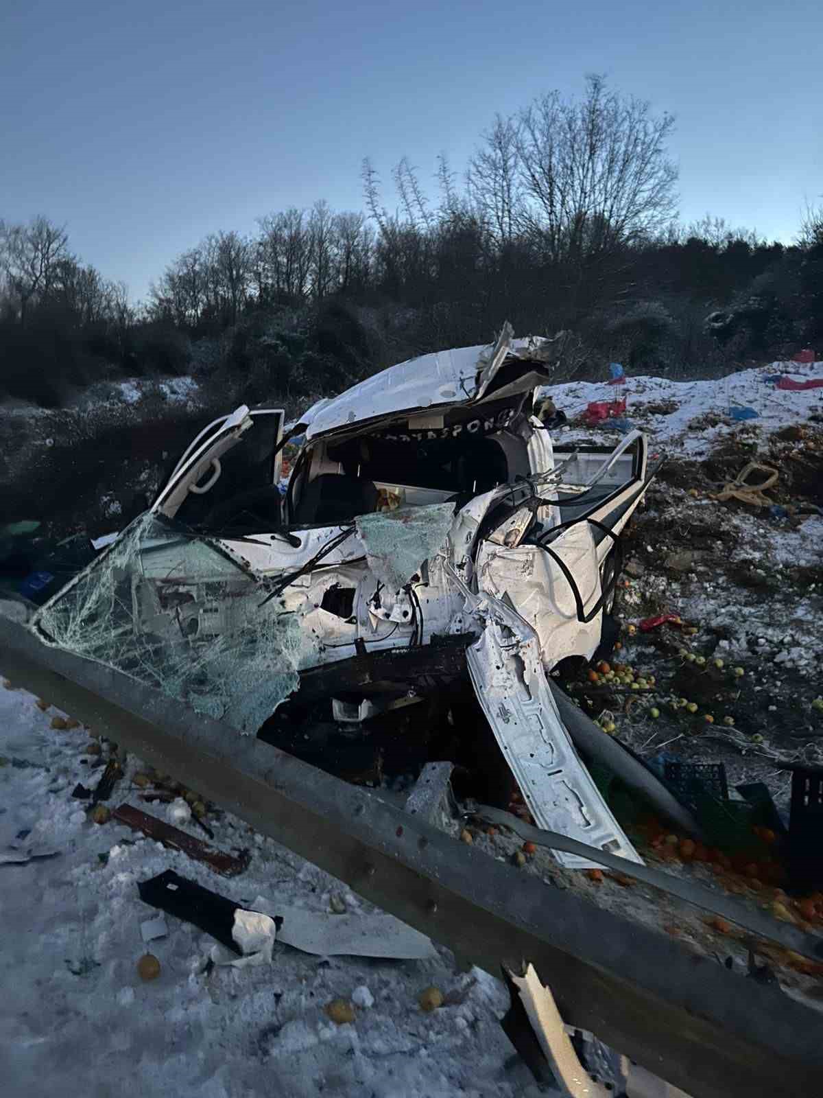 Sakarya’da kamyonet takla attı: Baba ve oğlu yaralandı

