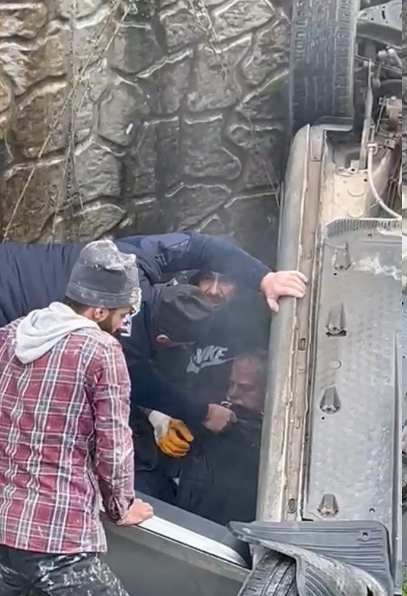 Sakarya’da kanala devrilen otomobilin sürücüsü 7 günlük hayat mücadelesini kaybetti
