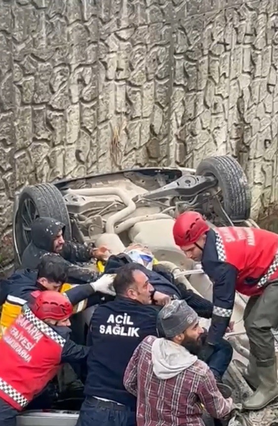 Sakarya’da kanala uçan aracın sürücüsü yaralandı
