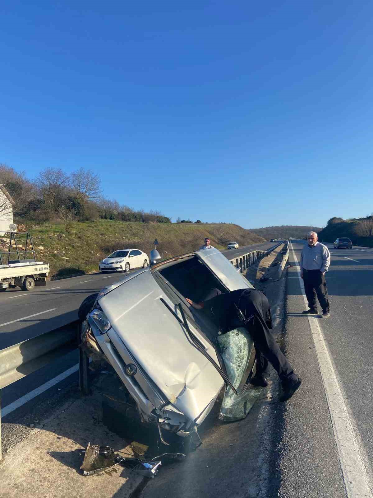 Sakarya’da kontrolden çıkan otomobildeki 2 kişi yaralandı
