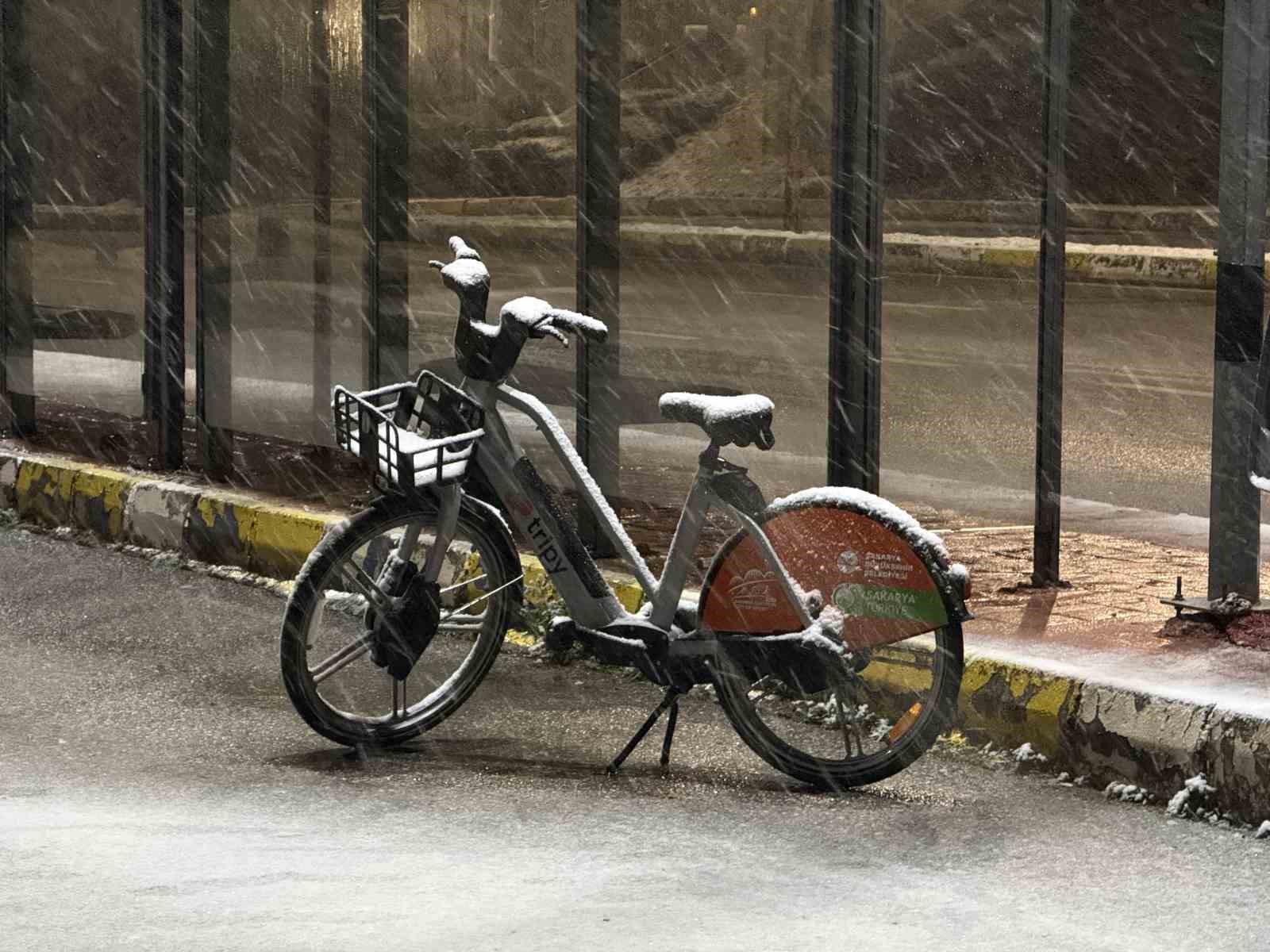 Sakarya’da lapa lapa kar yağışı başladı
