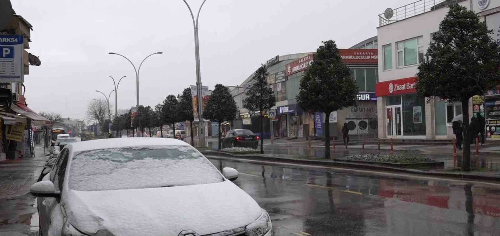 Sakarya’da lapa lapa kar yağışı etkili oldu
