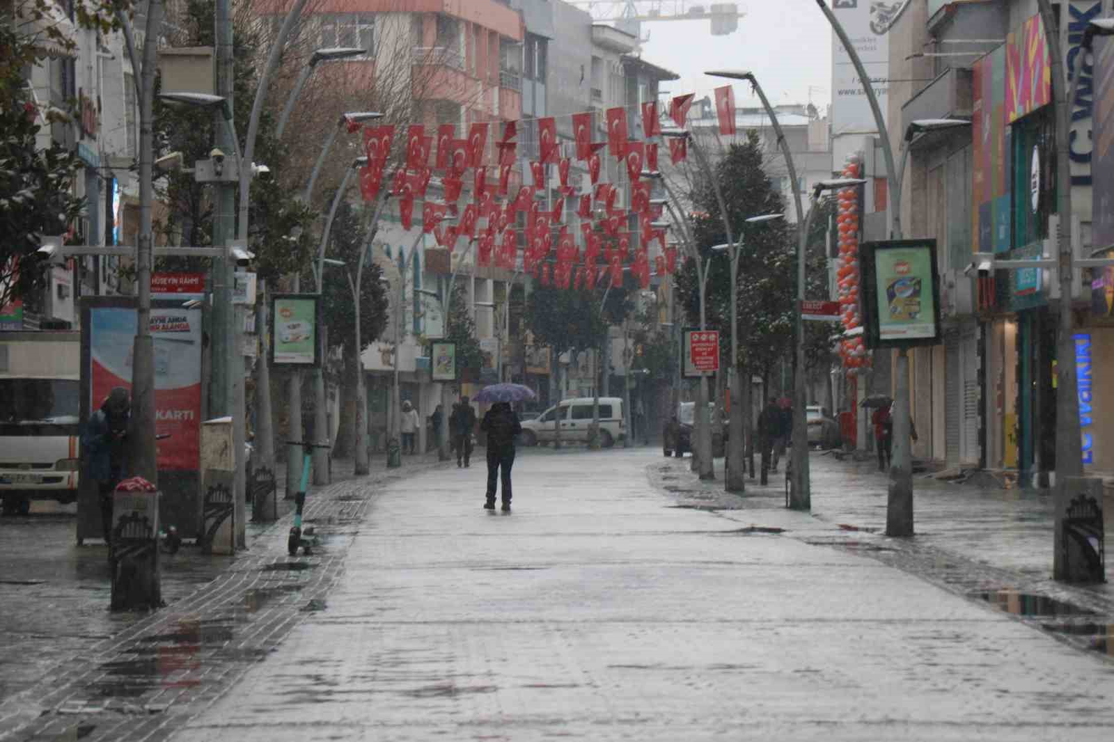 Sakarya’da lapa lapa kar yağışı etkili oldu
