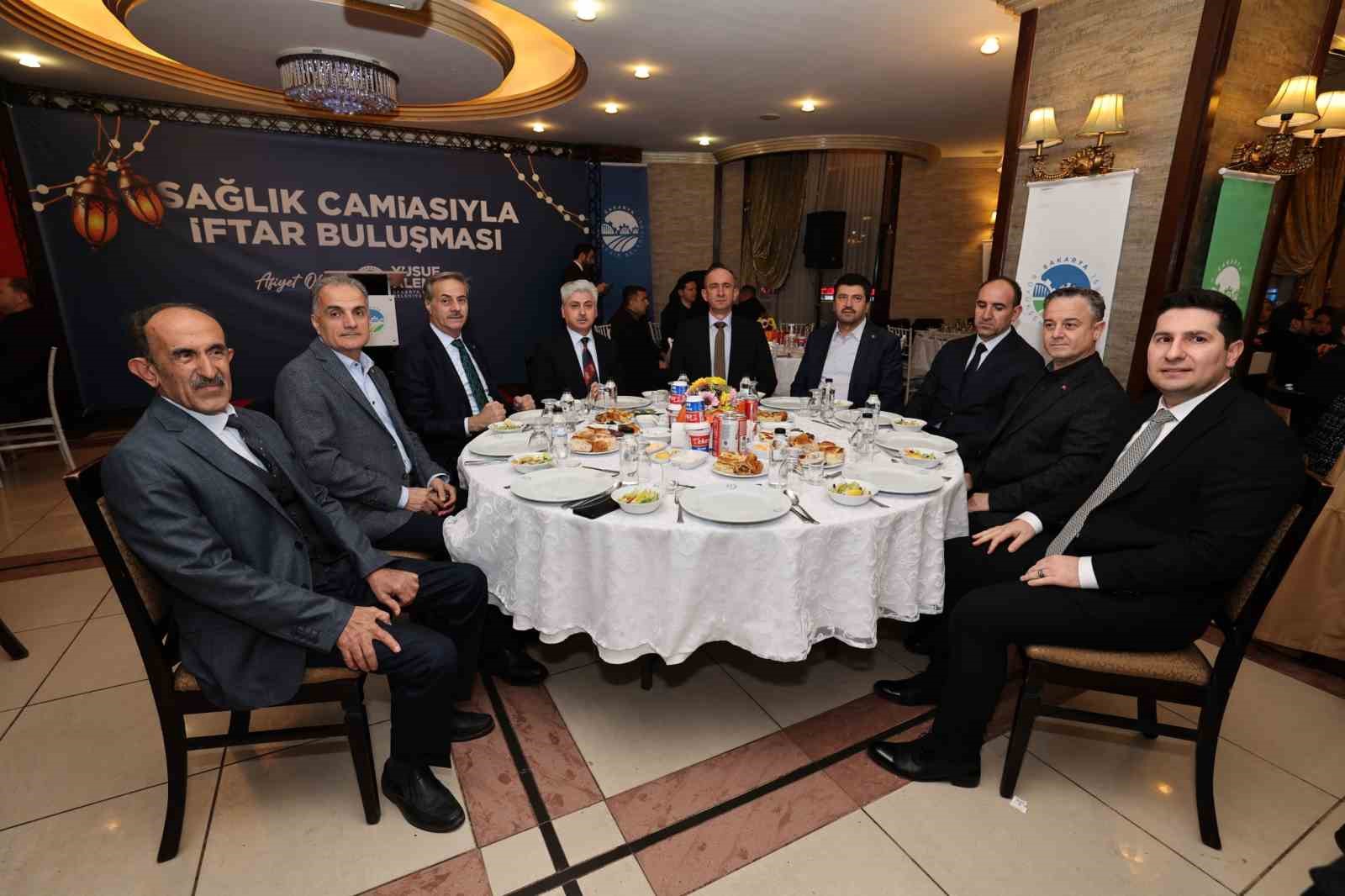 Sakarya’da protokol ve sağlık camiası iftarda buluştu
