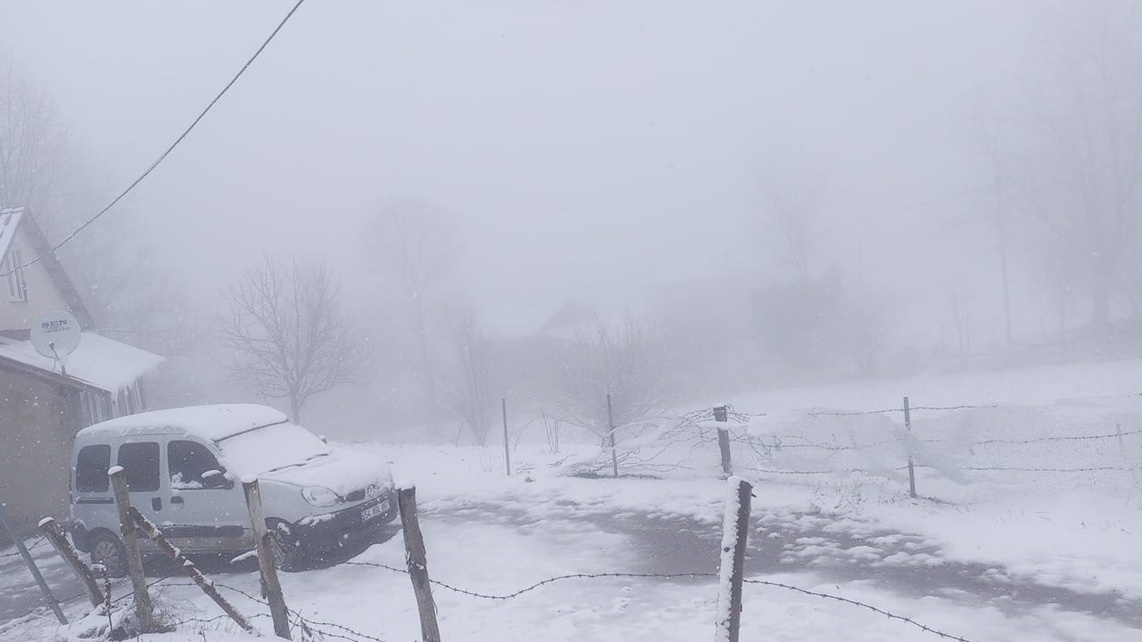 Sakarya’da şehir merkezinde yağmur, yüksek kesimlerde kar etkili oluyor
