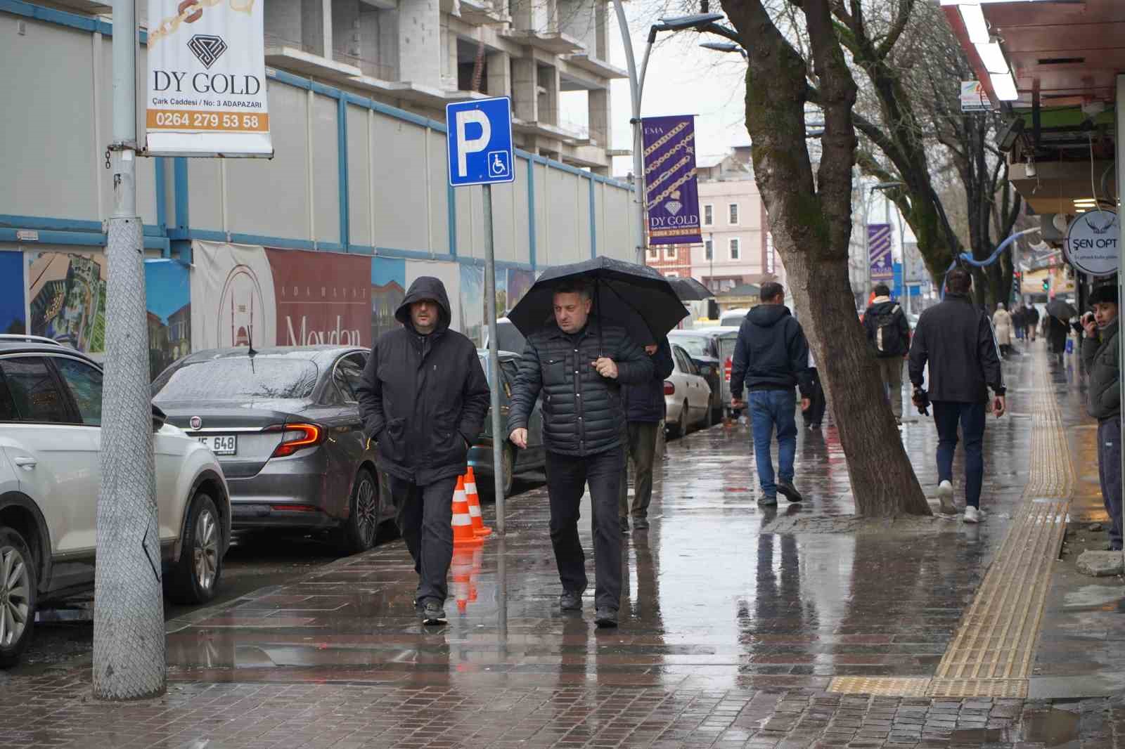 Sakarya’da şehir merkezinde yağmur, yüksek kesimlerde kar etkili oluyor

