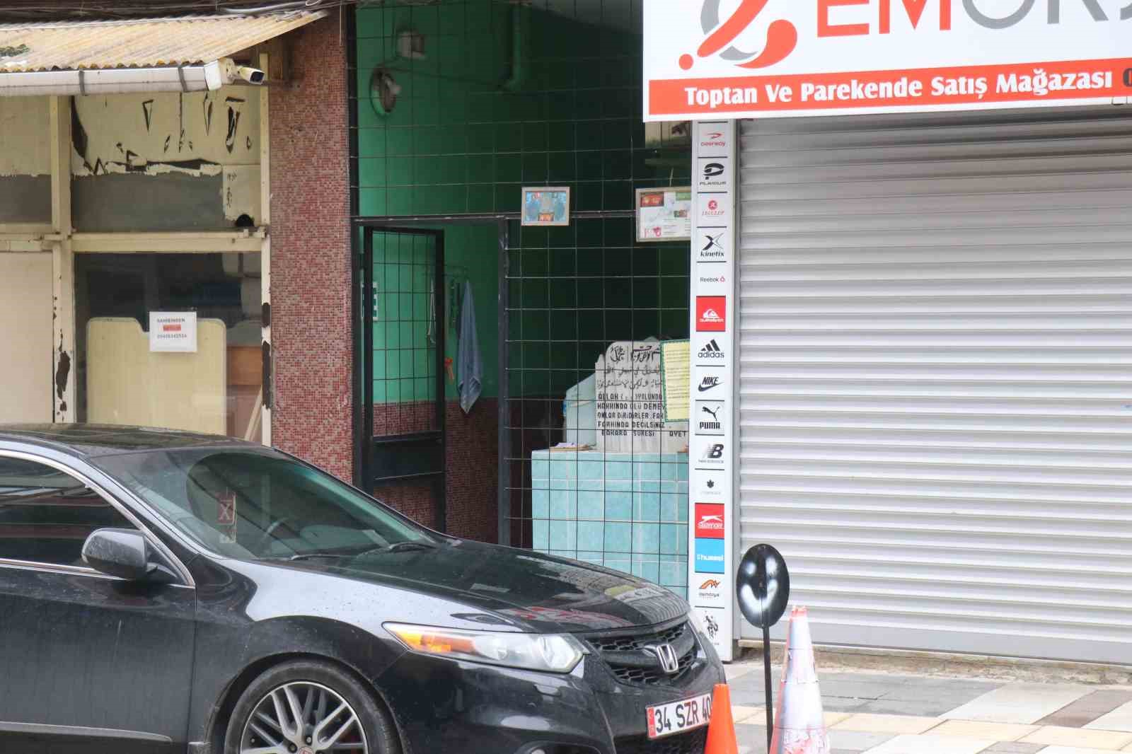 Sakarya’da sokak arasındaki sırrı çözülemeyen türbe merak konusu oldu
Sakarya’da sokak arasındaki sırrı çözülemeyen türbe merak konusu oldu