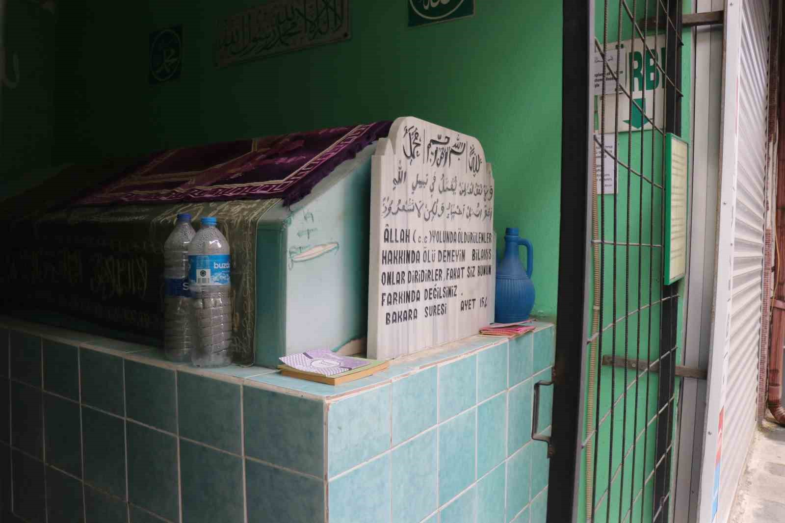 Sakarya’da sokak arasındaki sırrı çözülemeyen türbe merak konusu oldu
Sakarya’da sokak arasındaki sırrı çözülemeyen türbe merak konusu oldu