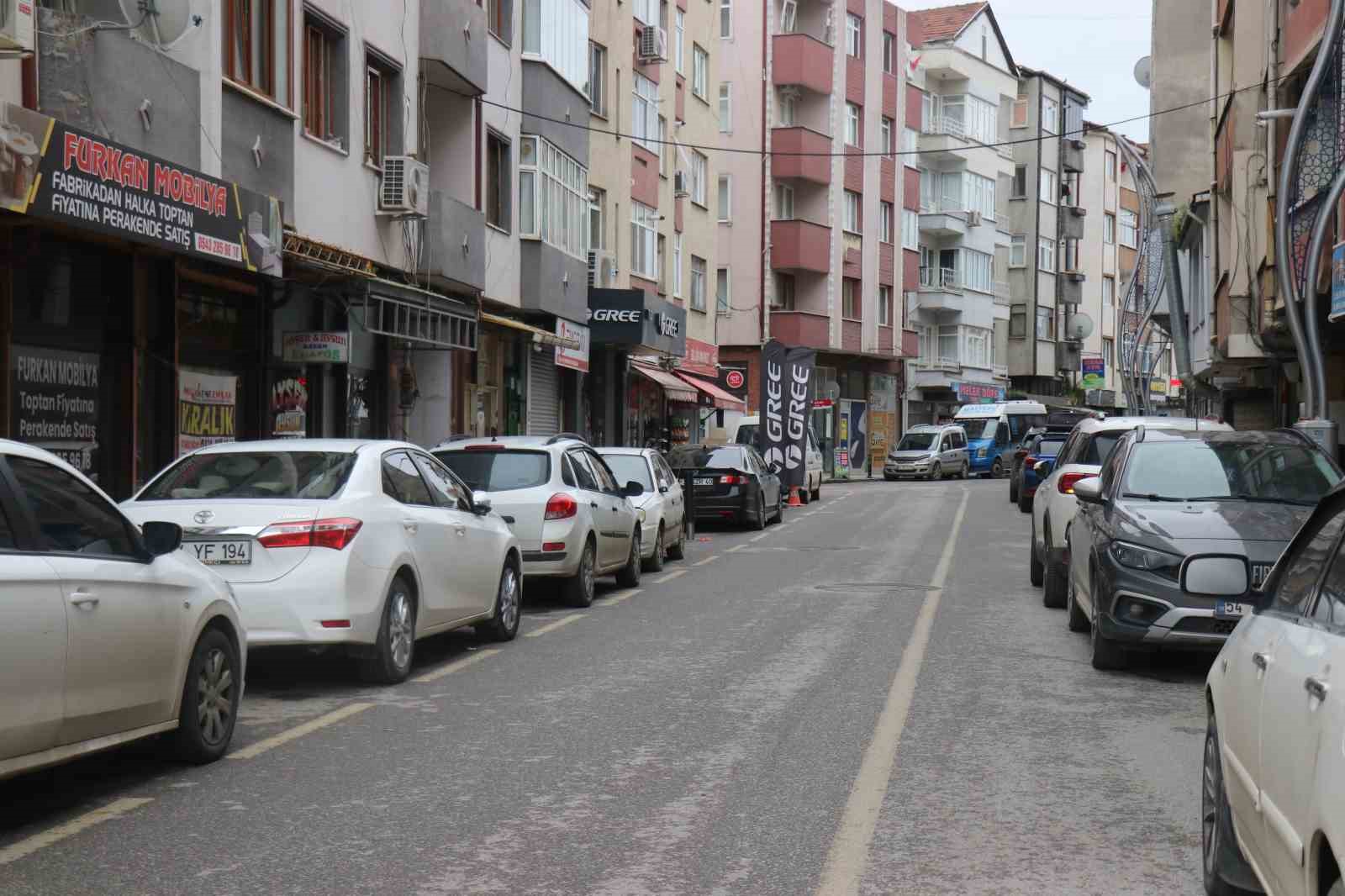 Sakarya’da sokak arasındaki sırrı çözülemeyen türbe merak konusu oldu
Sakarya’da sokak arasındaki sırrı çözülemeyen türbe merak konusu oldu
