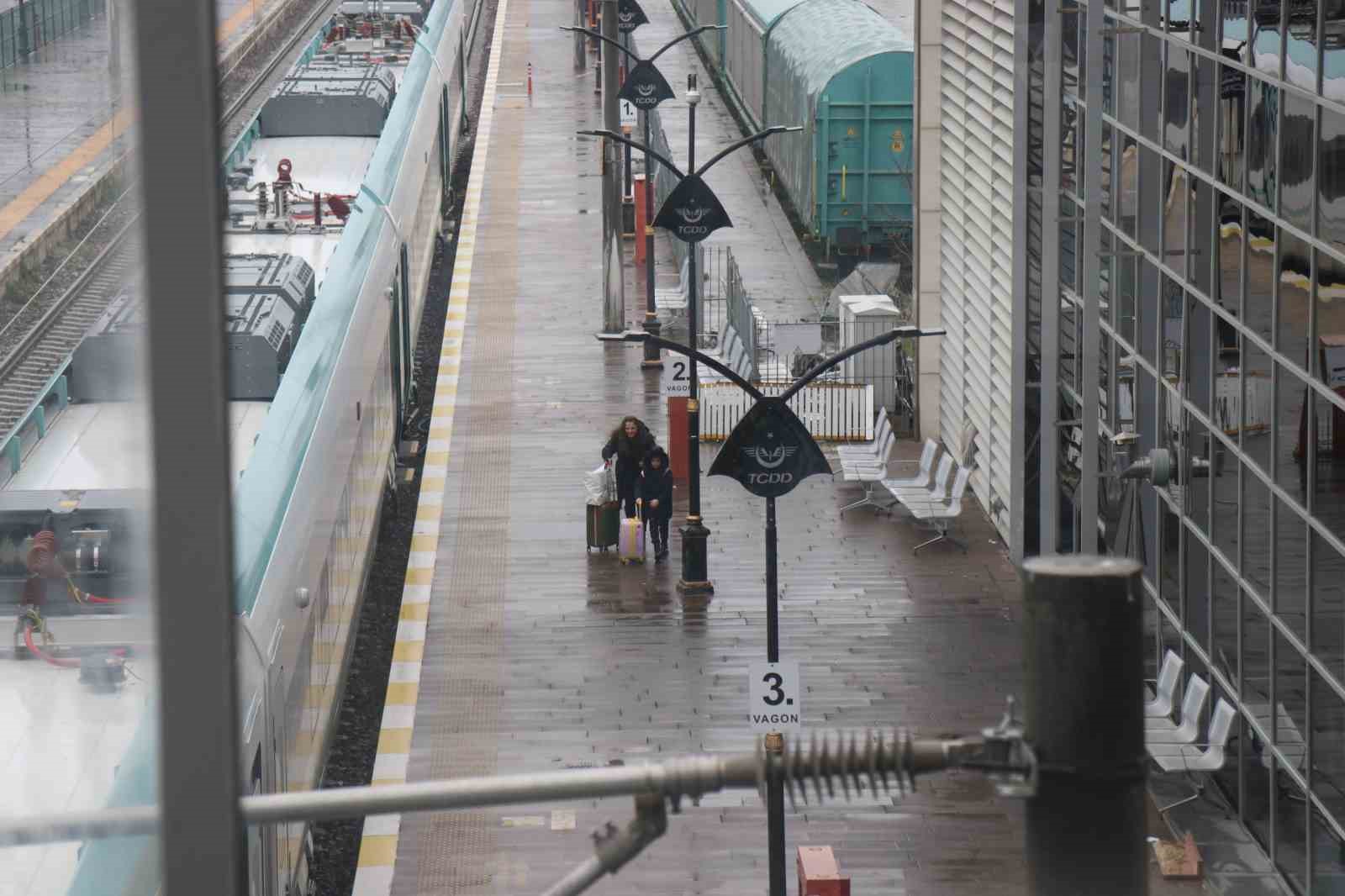 Sakarya’da tren istasyonu ve otogarda arife sakinliği
