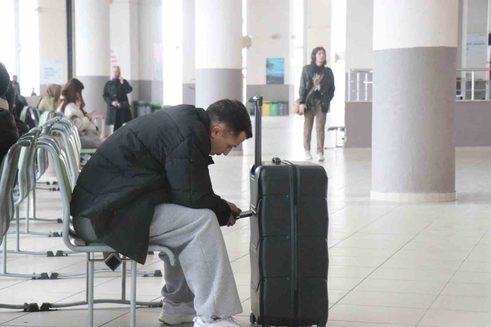 Sakarya’da tren istasyonu ve otogarda arife sakinliği
