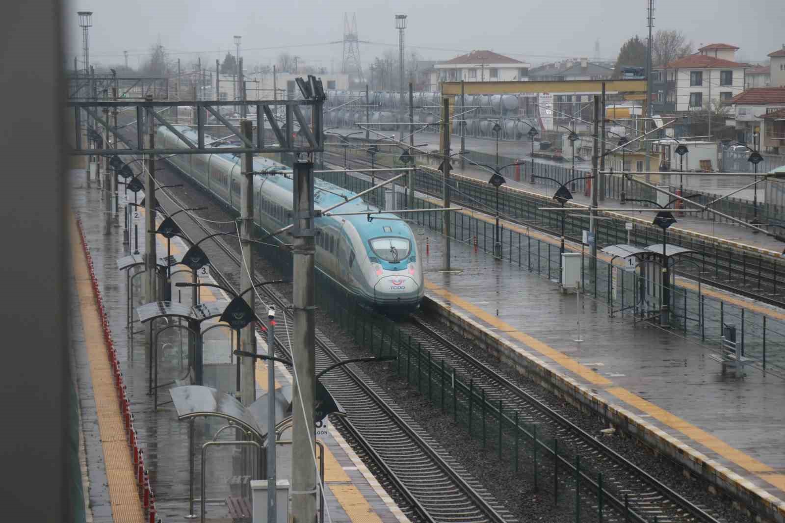 Sakarya’da tren istasyonu ve otogarda arife sakinliği
