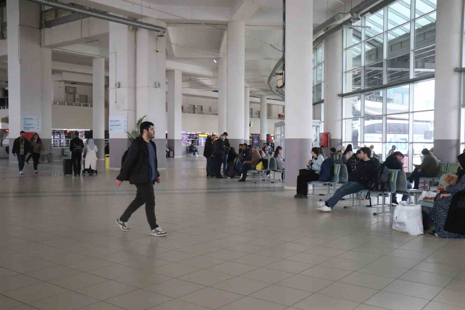 Sakarya’da tren istasyonu ve otogarda arife sakinliği
