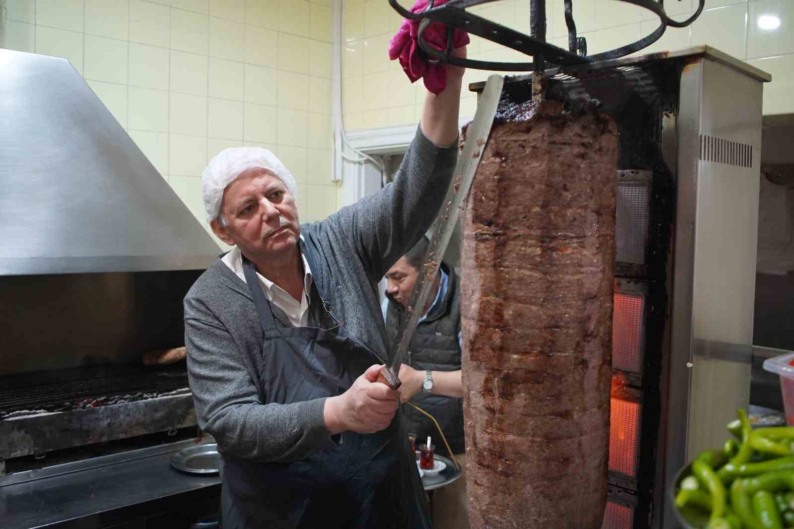 Sakarya’nın 100 yaşındaki dönercisi 84 yıldır mesleğini sürdürüyor
