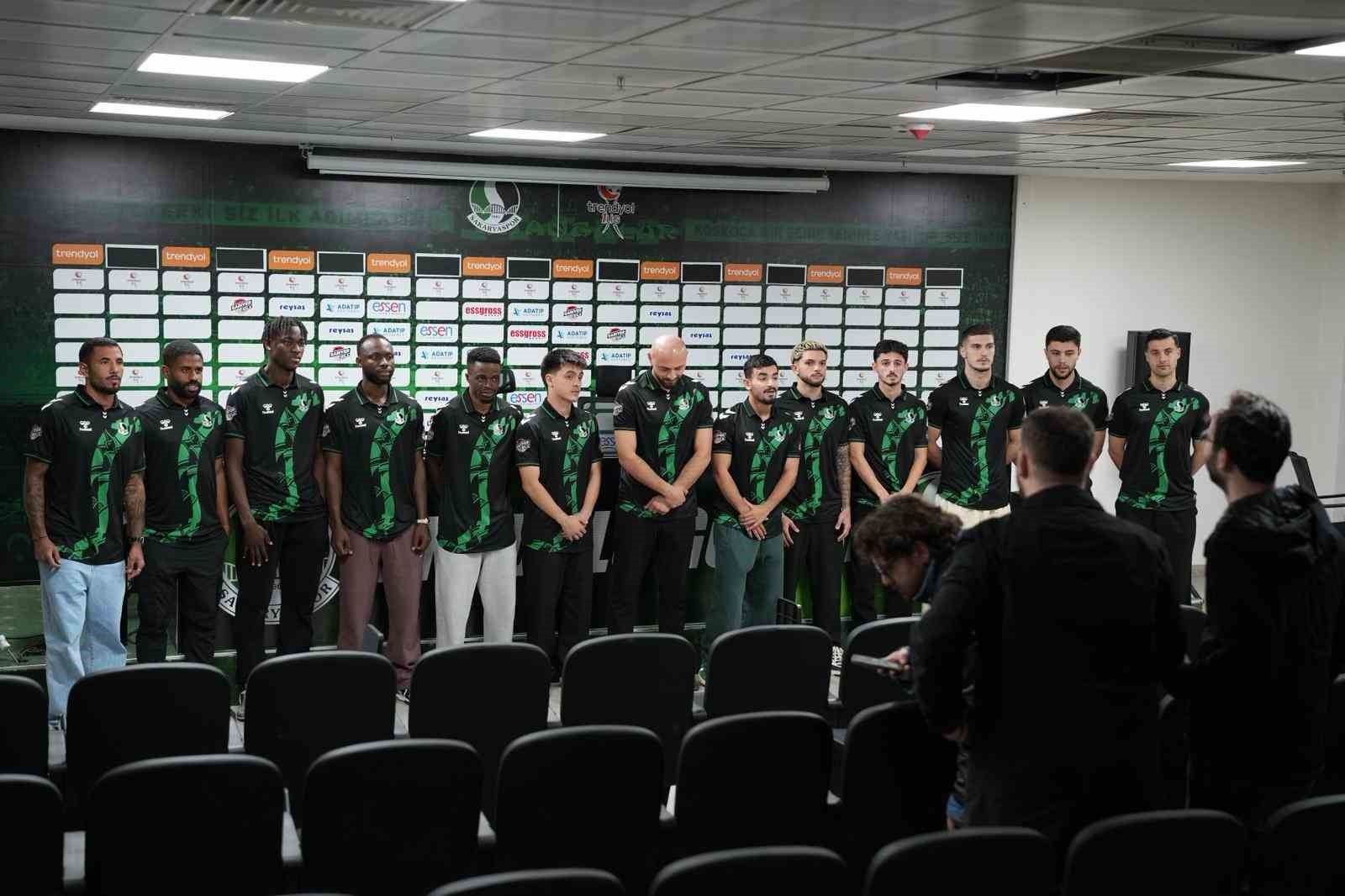 Sakaryaspor’da transferin son gününde 13 imza birden atıldı
