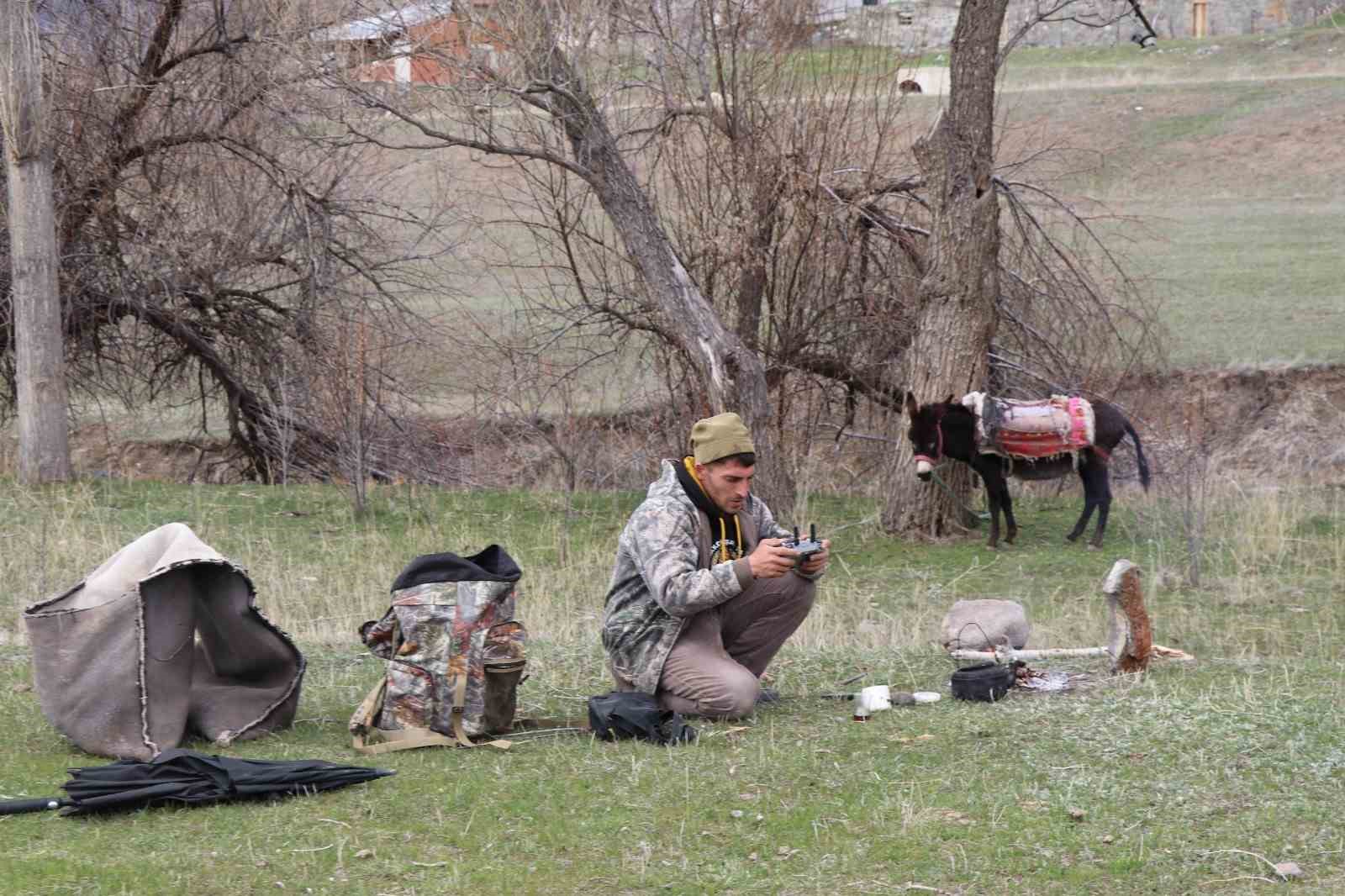 Saksağandan etkilendi, çobanlığı dijitalleştirdi, artık koyun sürüsünü dronle yönetiyor
Saksağandan etkilendi, çobanlığı dijitalleştirdi, artık koyun sürüsünü dronle yönetiyor