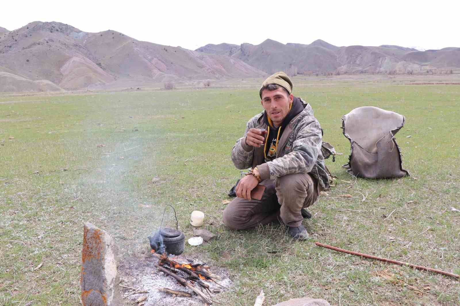 Saksağandan etkilendi, çobanlığı dijitalleştirdi, artık koyun sürüsünü dronle yönetiyor
Saksağandan etkilendi, çobanlığı dijitalleştirdi, artık koyun sürüsünü dronle yönetiyor