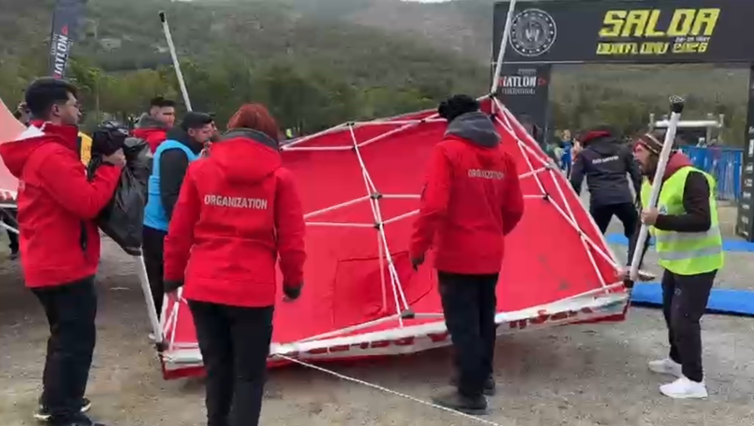 Salda Duatlonu Türkiye Kupası’nda şiddetli rüzgar çadır ve bariyerleri uçurdu, o anlar kameralara yansıdı
