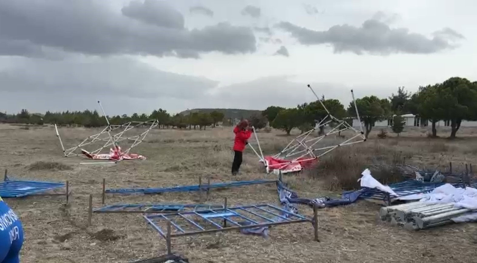 Salda Duatlonu Türkiye Kupası’nda şiddetli rüzgar çadır ve bariyerleri uçurdu, o anlar kameralara yansıdı
