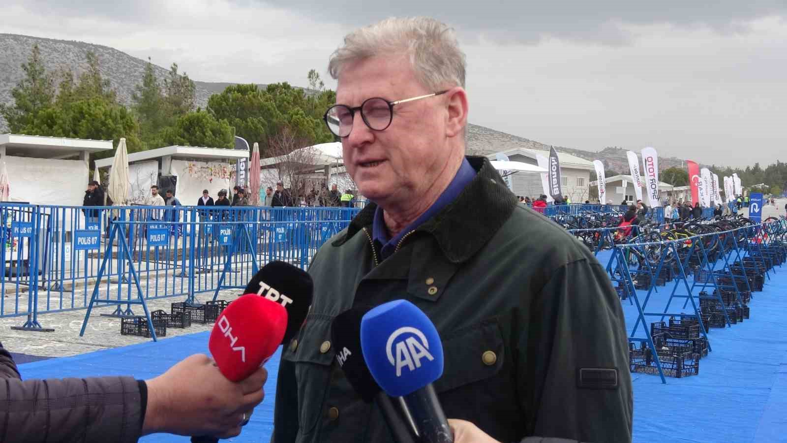 Salda Duatlonu Türkiye Kupası’nda şiddetli rüzgar çadır ve bariyerleri uçurdu, o anlar kameralara yansıdı
