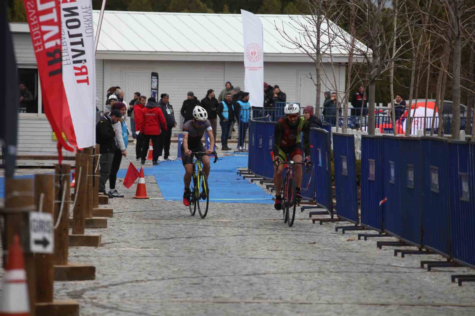 Salda Duatlonu Türkiye Kupası’nda şiddetli rüzgar çadır ve bariyerleri uçurdu, o anlar kameralara yansıdı
