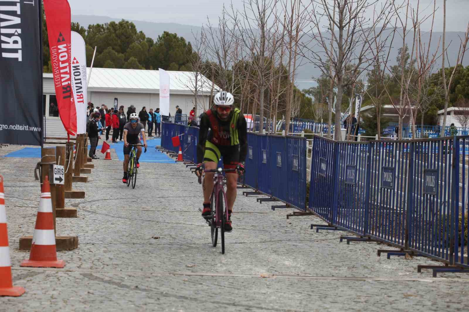 Salda Duatlonu Türkiye Kupası’nda şiddetli rüzgar çadır ve bariyerleri uçurdu, o anlar kameralara yansıdı
