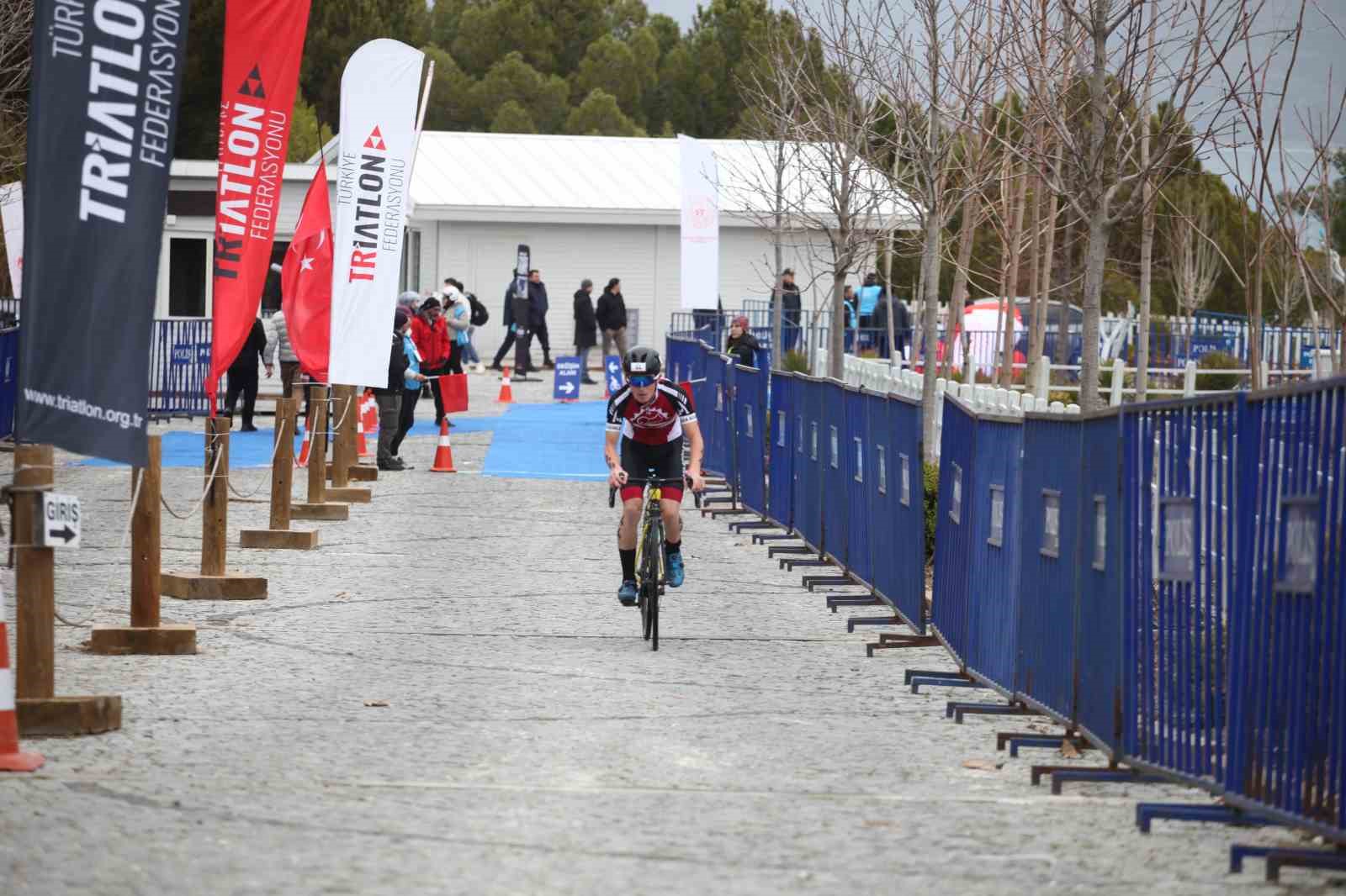 Salda Duatlonu Türkiye Kupası’nda şiddetli rüzgar çadır ve bariyerleri uçurdu, o anlar kameralara yansıdı
