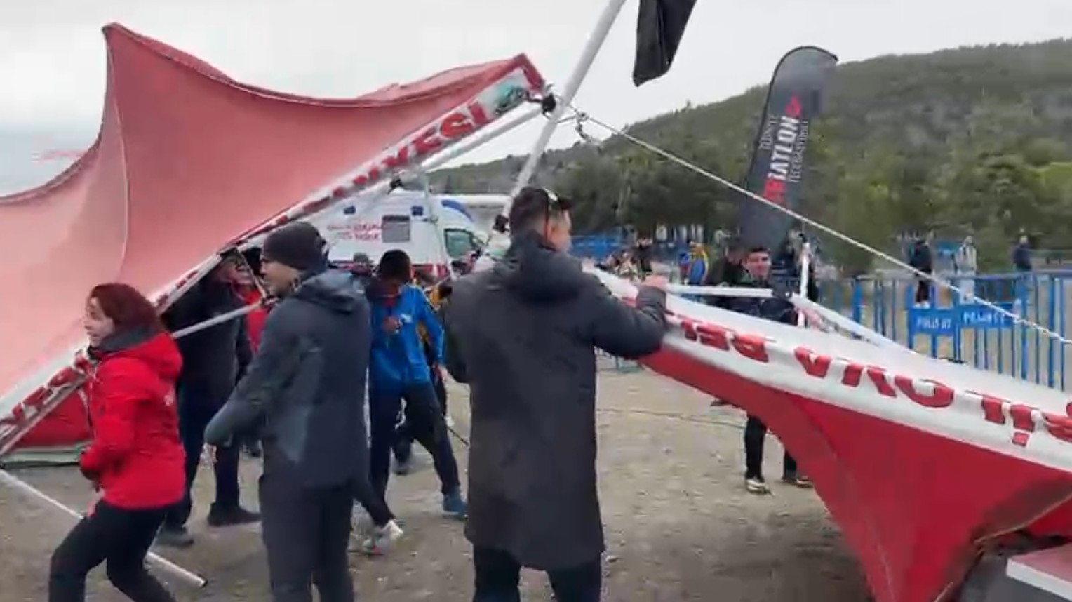 Salda Duatlonu Türkiye Kupası’nda şiddetli rüzgar çadır ve bariyerleri uçurdu, o anlar kameralara yansıdı
