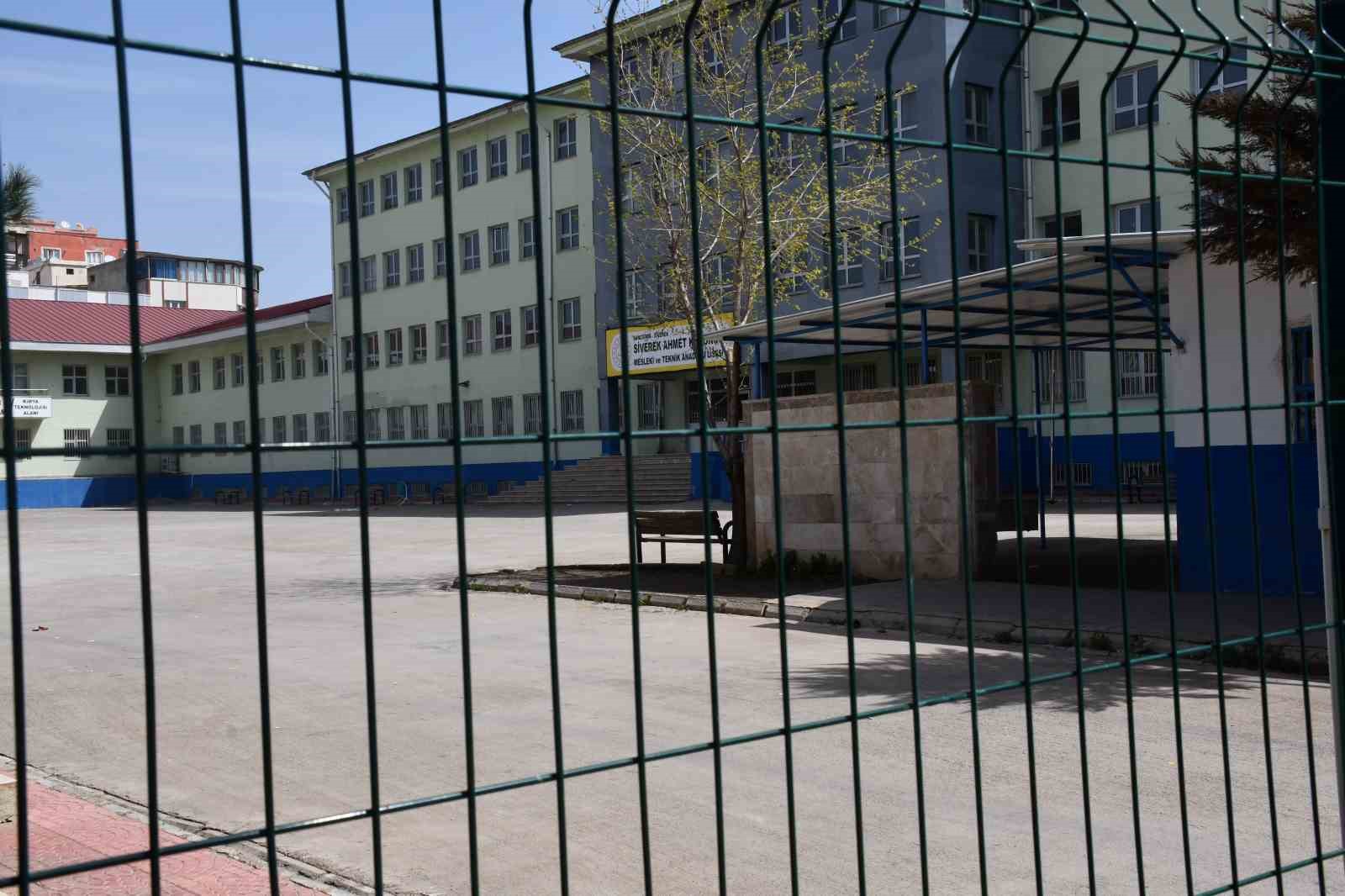 Saldırı olayının yaşandığı Siverek’te okullarda sessizlik hakim
