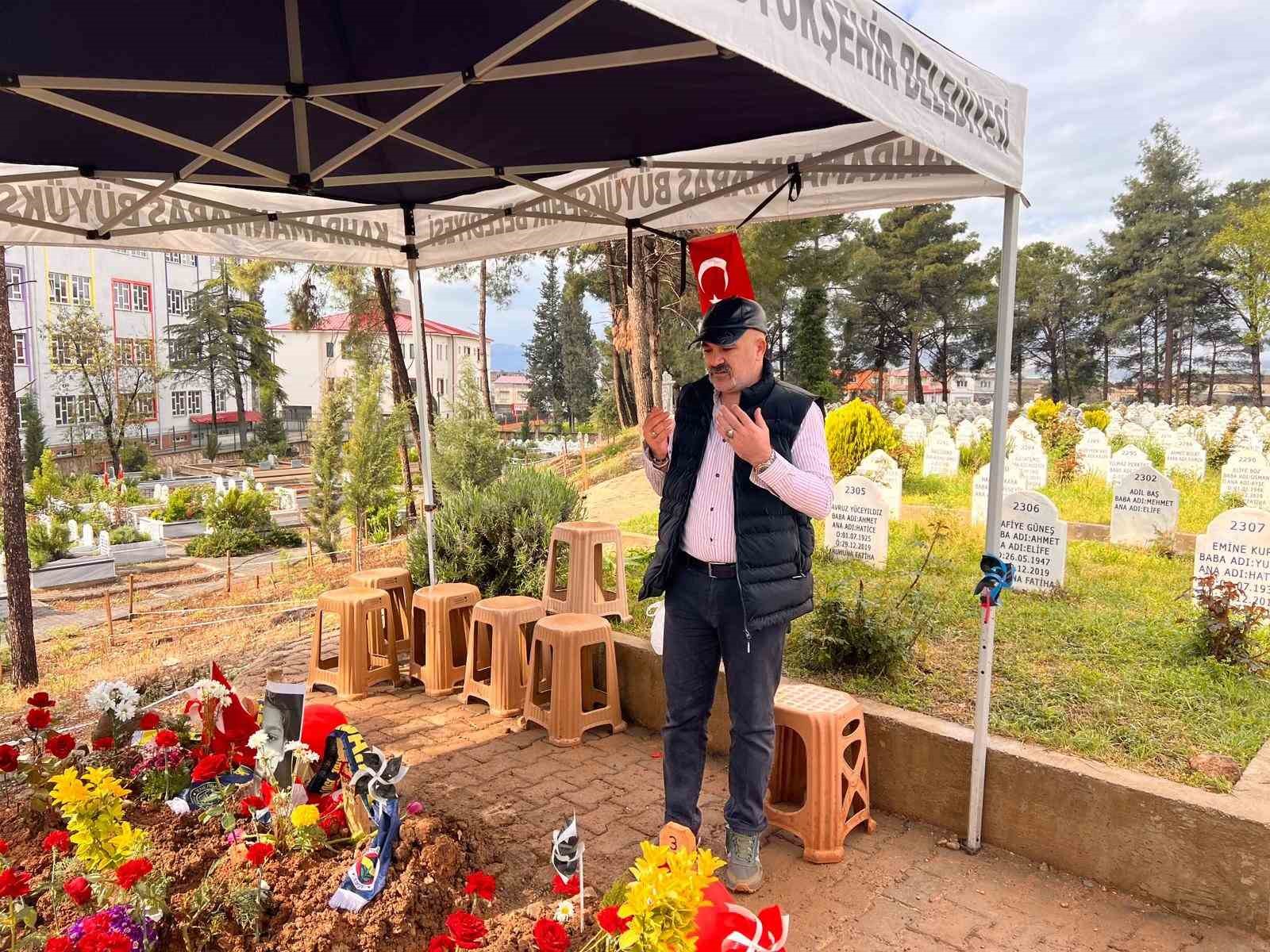 Saldırıda can veren çocukların mezarlarına bırakılan notlar duygulandırdı
