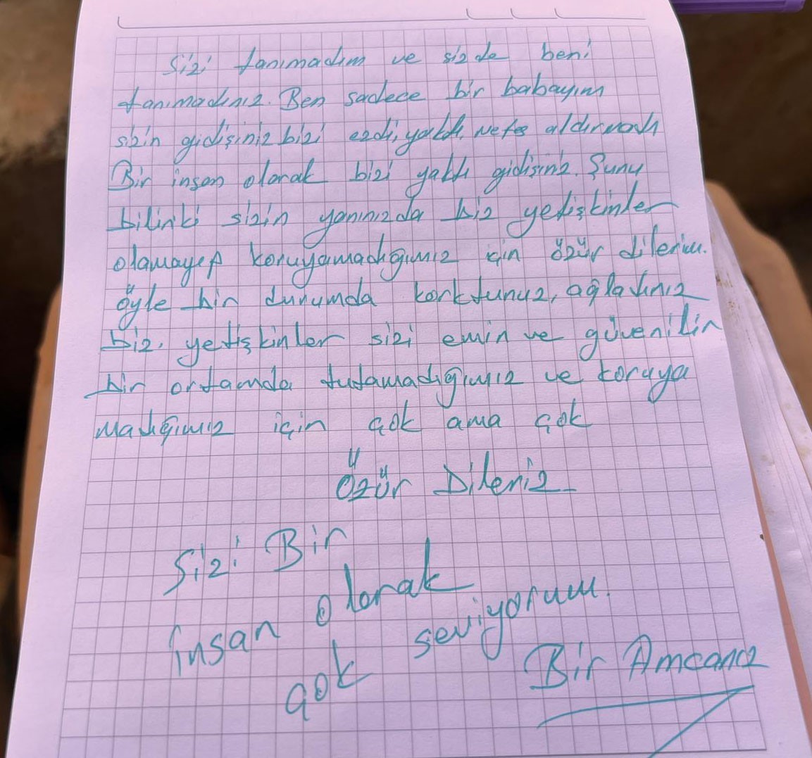 Saldırıda can veren çocukların mezarlarına bırakılan notlar duygulandırdı
