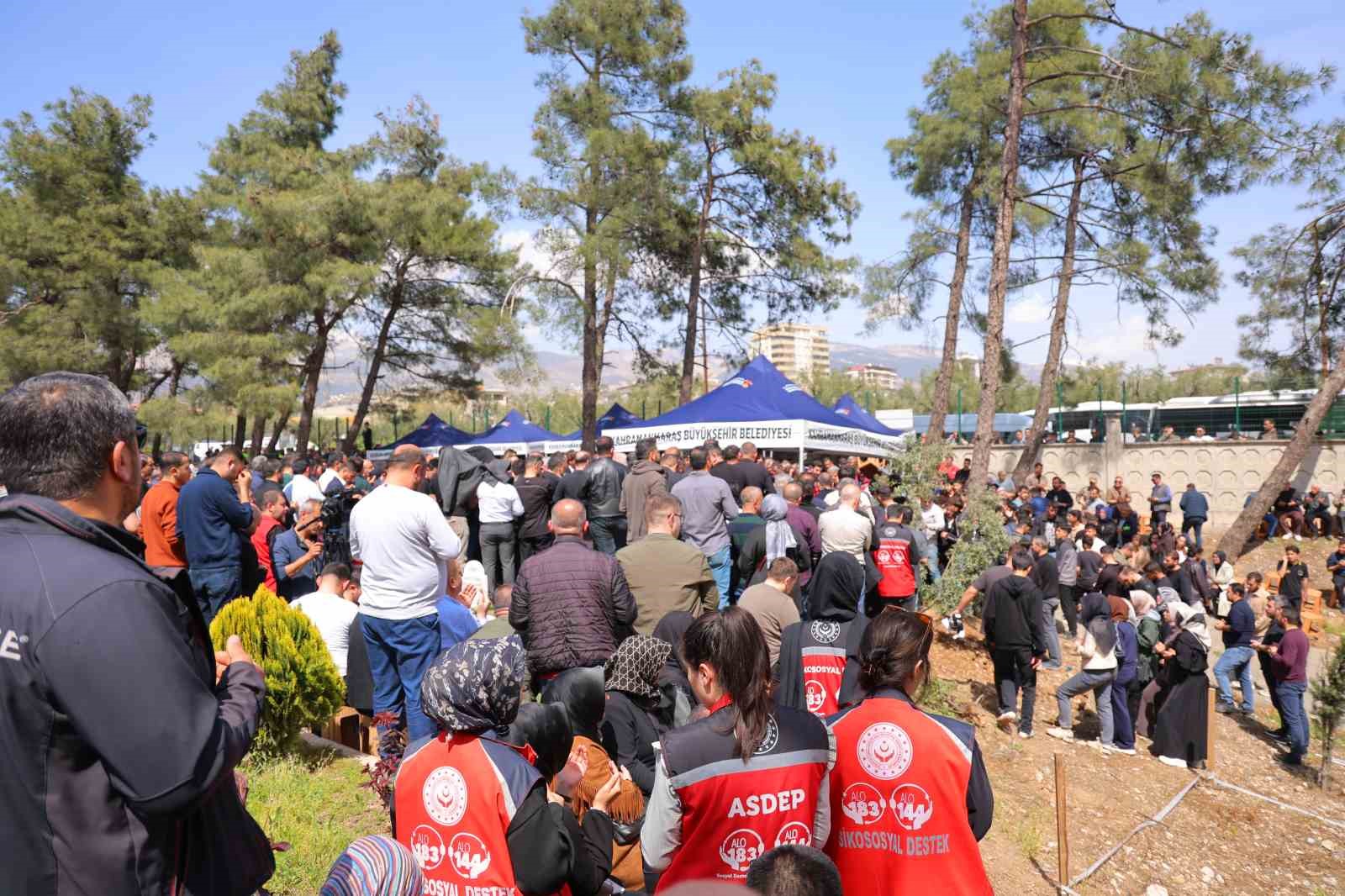 Saldırıda hayatını kaybeden 4 sınıf arkadaşı yan yana toprağa verildi
