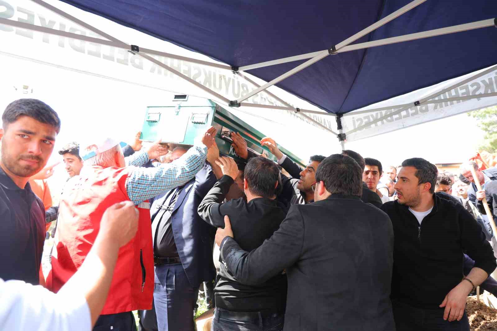 Saldırıda hayatını kaybeden 4 sınıf arkadaşı yan yana toprağa verildi
