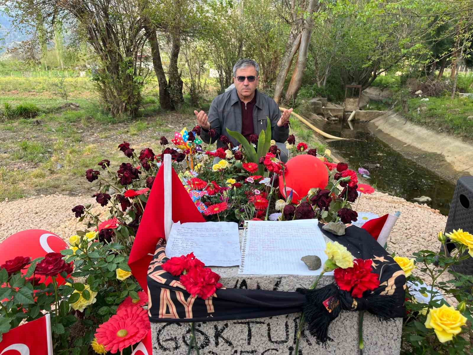 Saldırıda hayatını kaybeden Adnan’ın mezarlarına bırakılan notlar duygulandırdı
