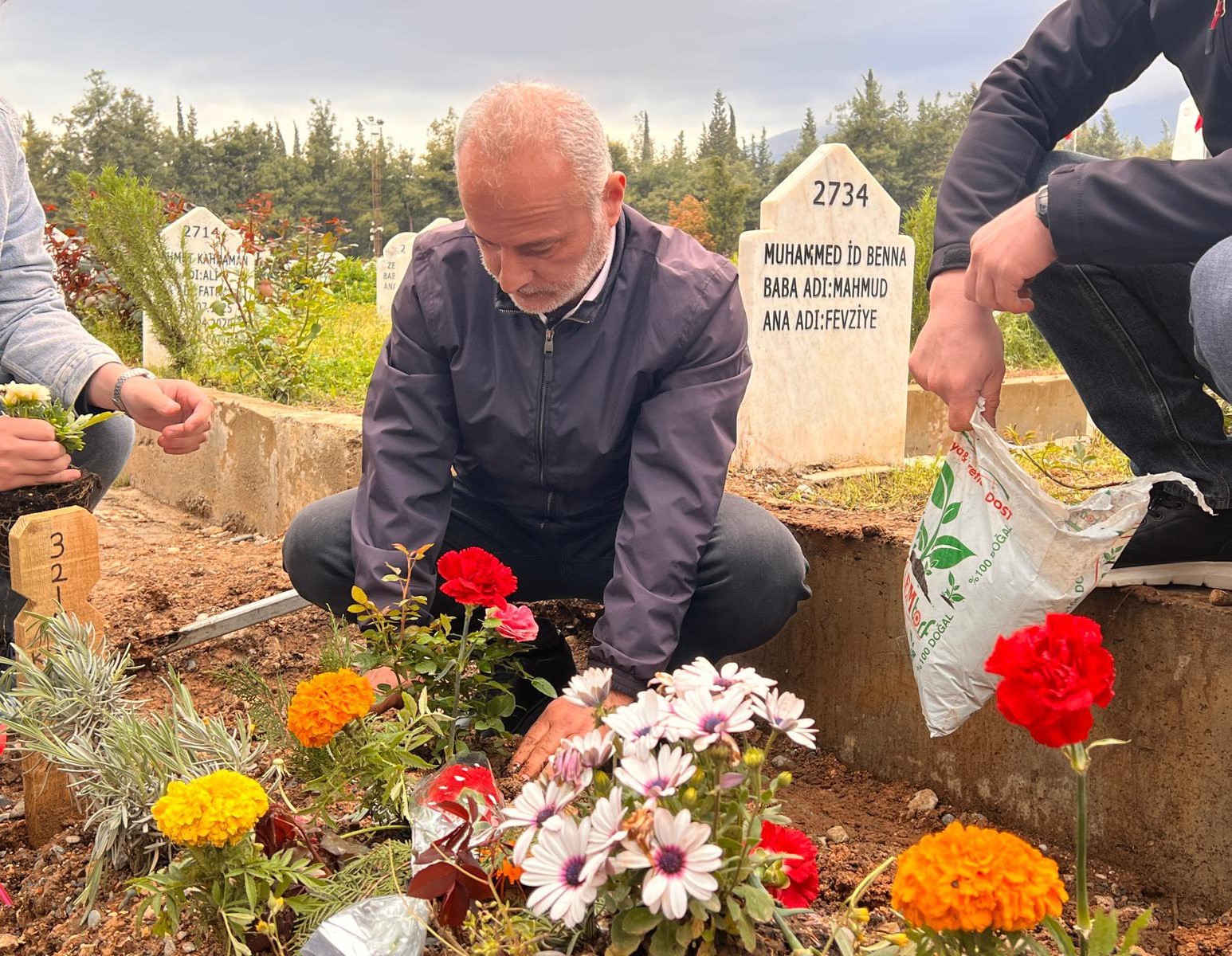 Saldırıda hayatını kaybeden Kerem’in mezarına çiçekler dikildi
