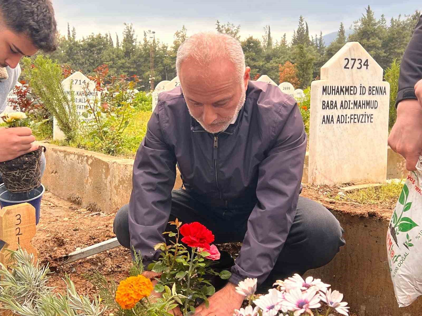 Saldırıda hayatını kaybeden Kerem’in mezarına çiçekler dikildi
