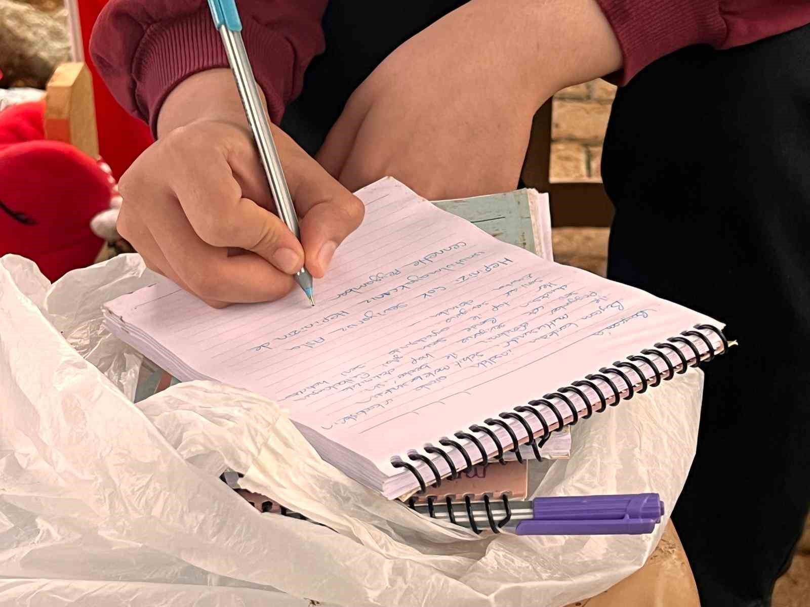 Saldırıda hayatını kaybeden öğrencilerin mezarlarına bırakılan notlar duygulandırıyor
