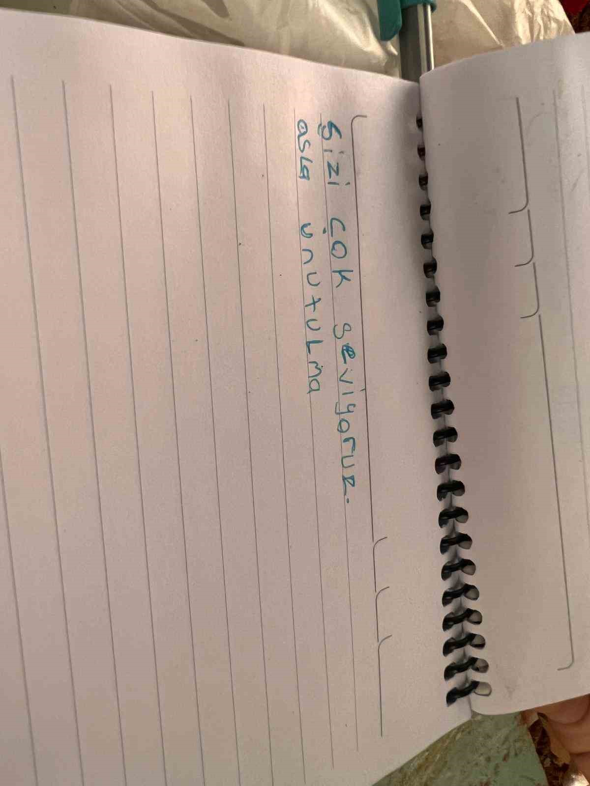 Saldırıda hayatını kaybeden öğrencilerin mezarlarına bırakılan notlar duygulandırıyor
