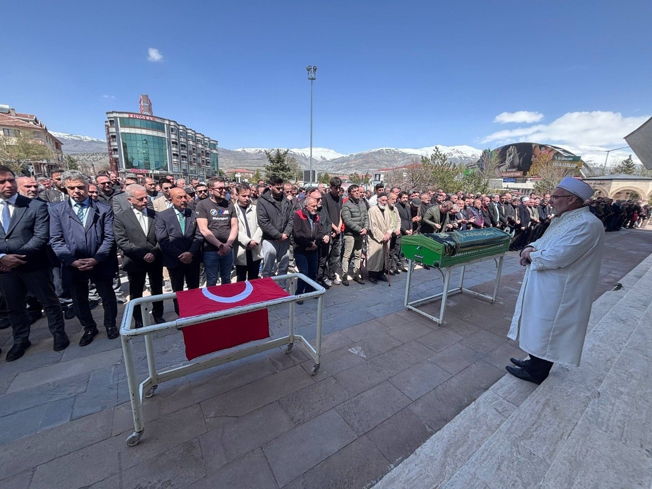 Saldırıda hayatını kaybedenler için Erzincan’da gıyabi cenaze namazı kılındı
