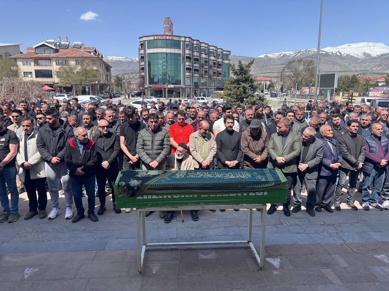 Saldırıda hayatını kaybedenler için Erzincan’da gıyabi cenaze namazı kılındı
