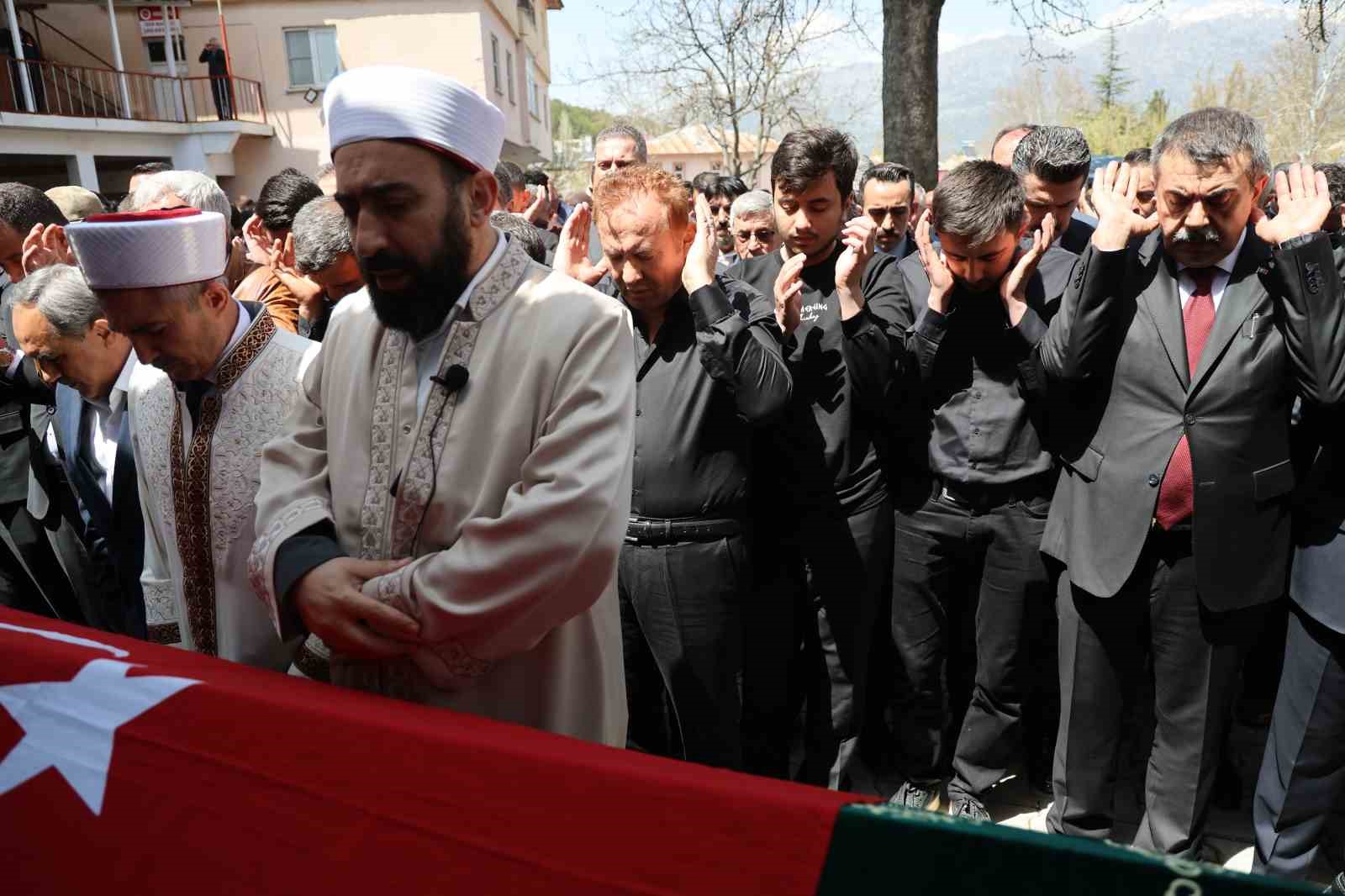Saldırıda öğrencilerine siper olan öğretmen, gözyaşlarıyla son yolculuğuna uğurlandı
