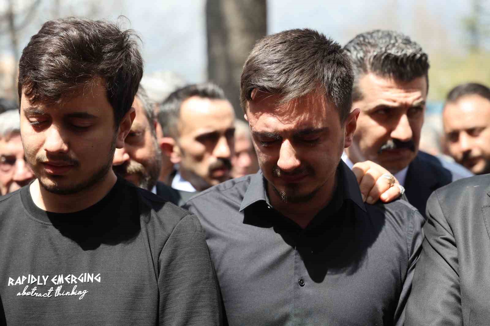 Saldırıda öğrencilerine siper olan öğretmen, gözyaşlarıyla son yolculuğuna uğurlandı
