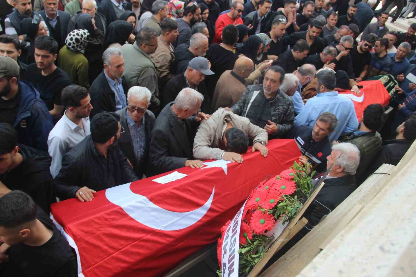 Saldırıda ölen 4 öğrenci gözyaşları içerisinde uğurlandı
