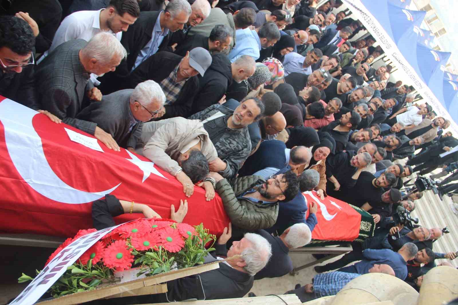 Saldırıda ölen 4 öğrenci gözyaşları içerisinde uğurlandı
