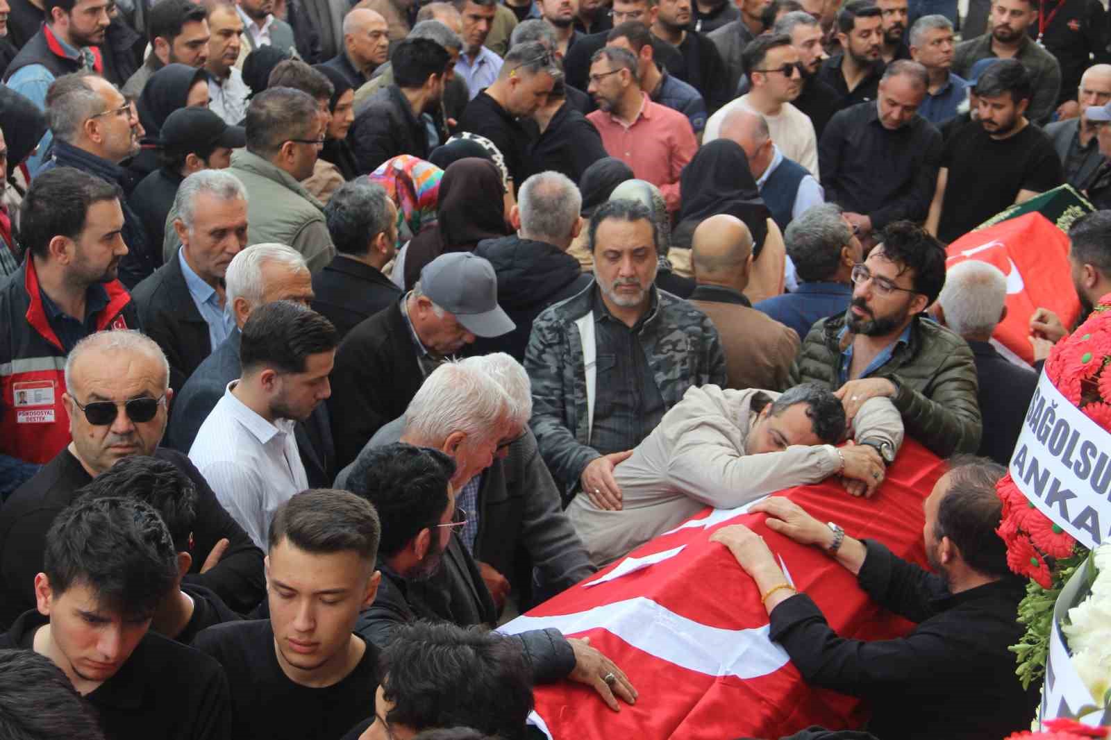 Saldırıda ölen 4 öğrenci gözyaşları içerisinde uğurlandı
