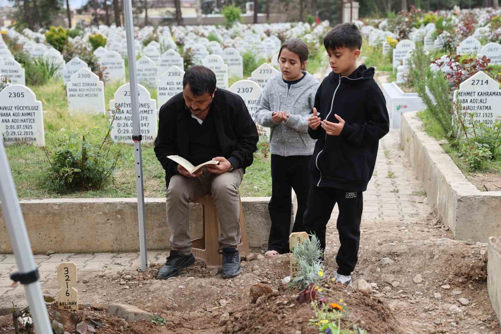 Saldırıda ölen 4 öğrencinin mezarında hüzün ve gözyaşı hakim

