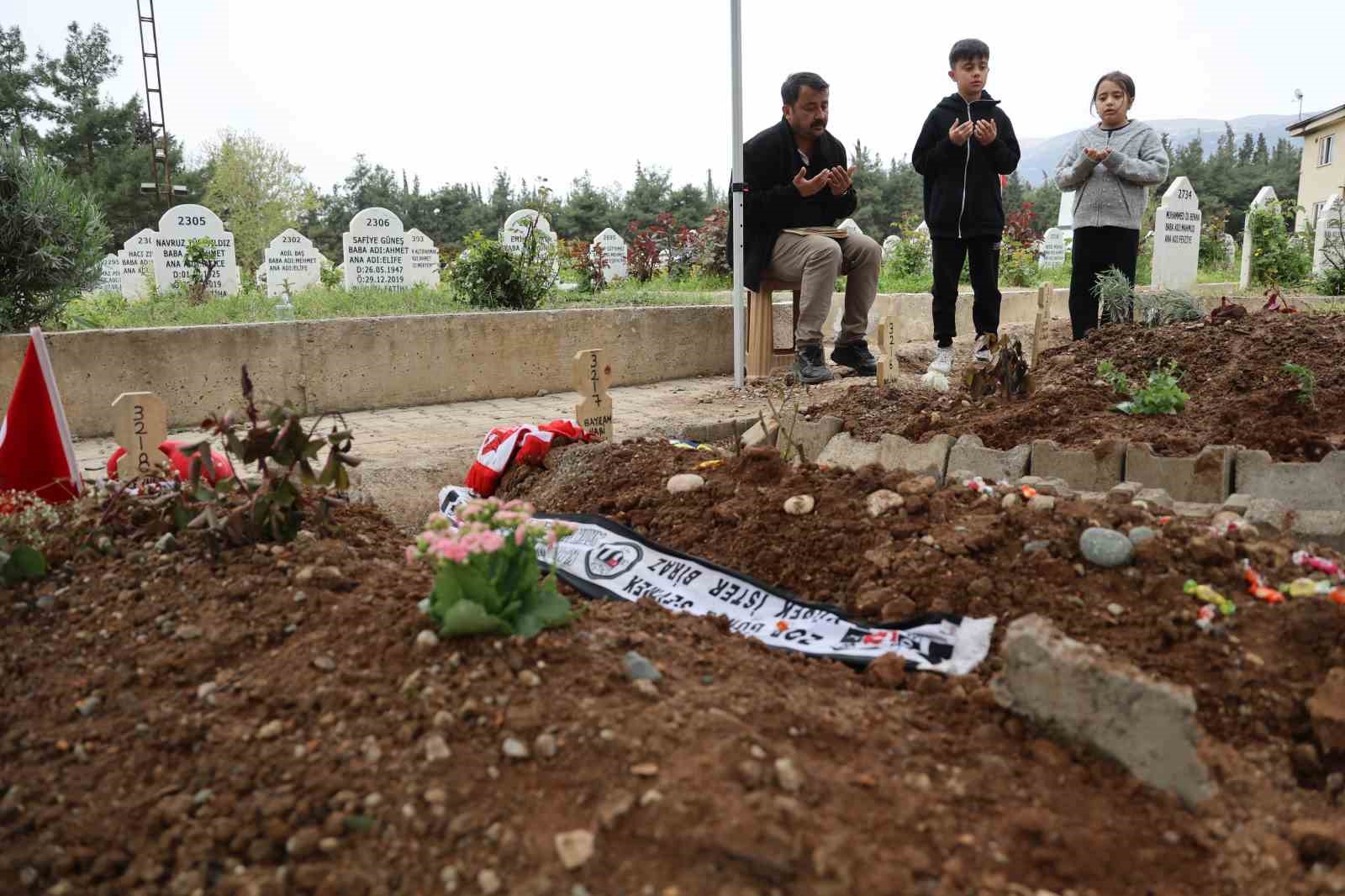 Saldırıda ölen 4 öğrencinin mezarında hüzün ve gözyaşı hakim
