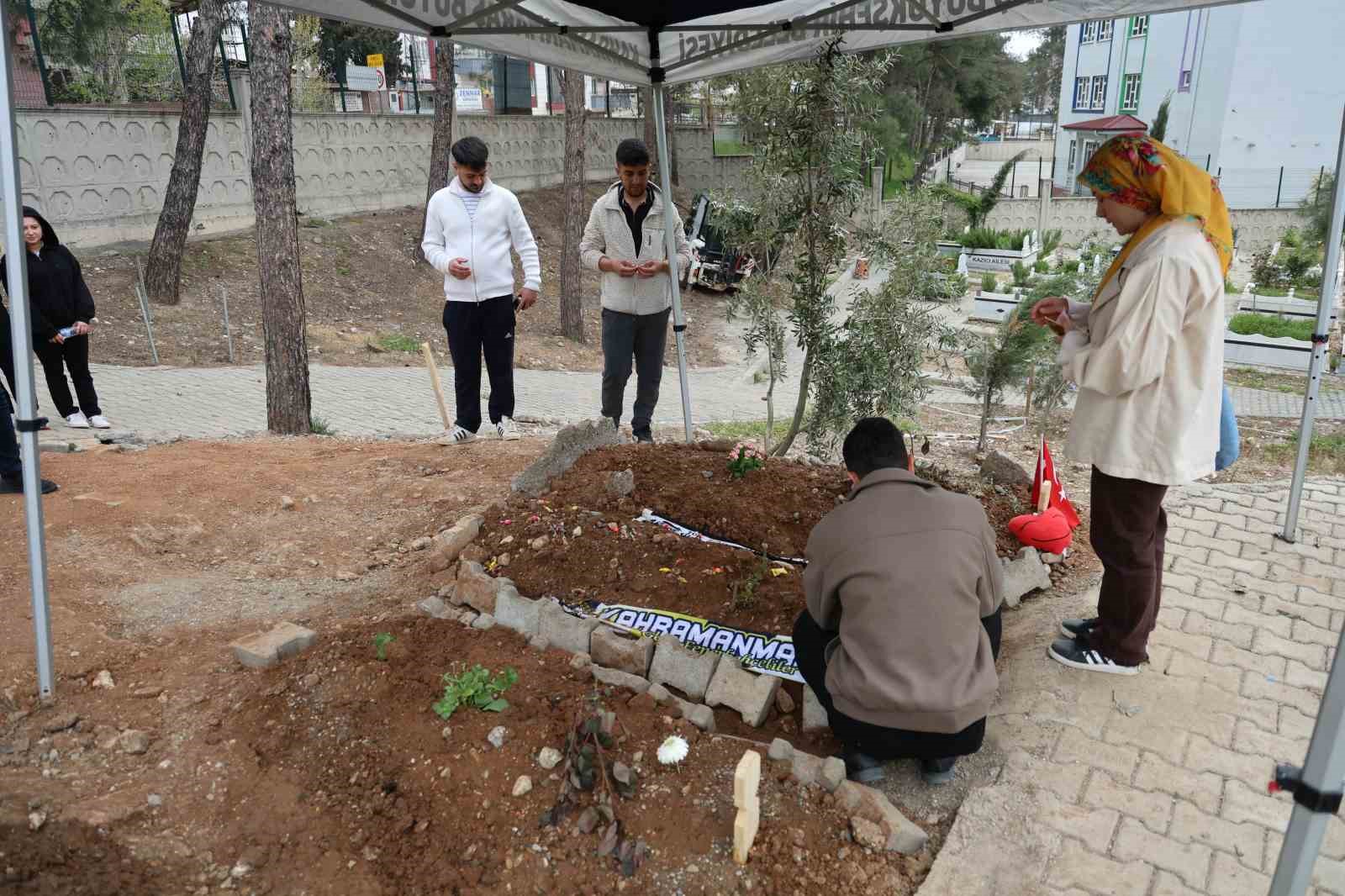 Saldırıda ölen 4 öğrencinin mezarında hüzün ve gözyaşı hakim
