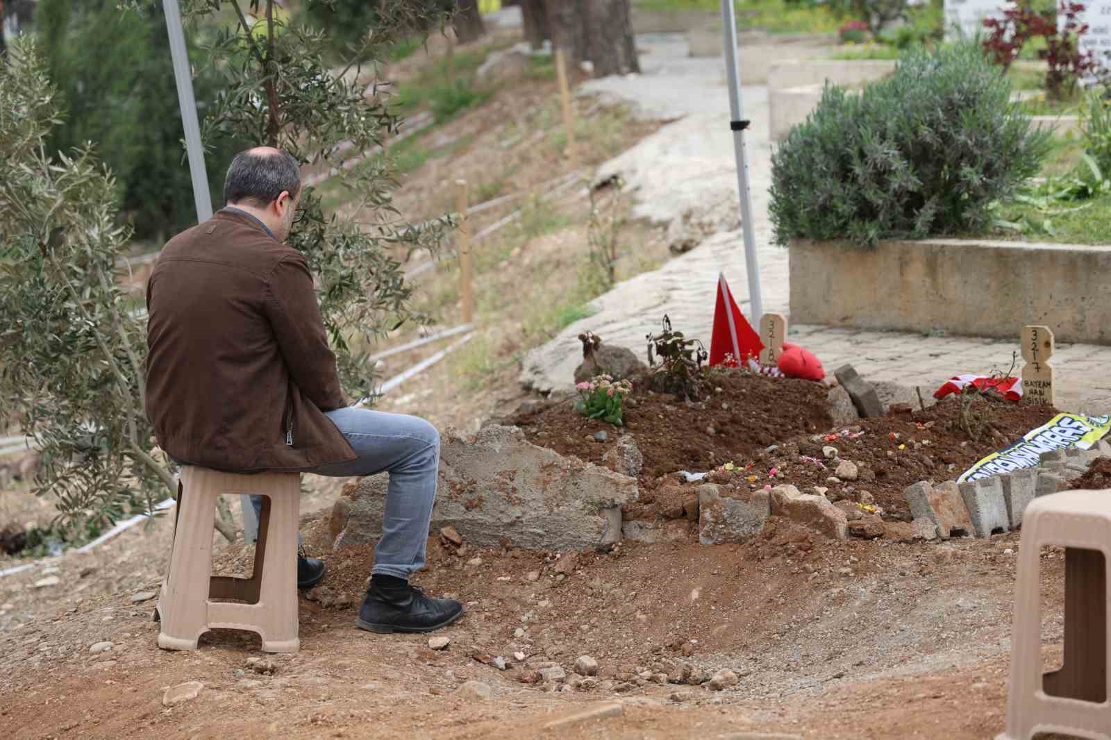 Saldırıda ölen 4 öğrencinin mezarında hüzün ve gözyaşı hakim
