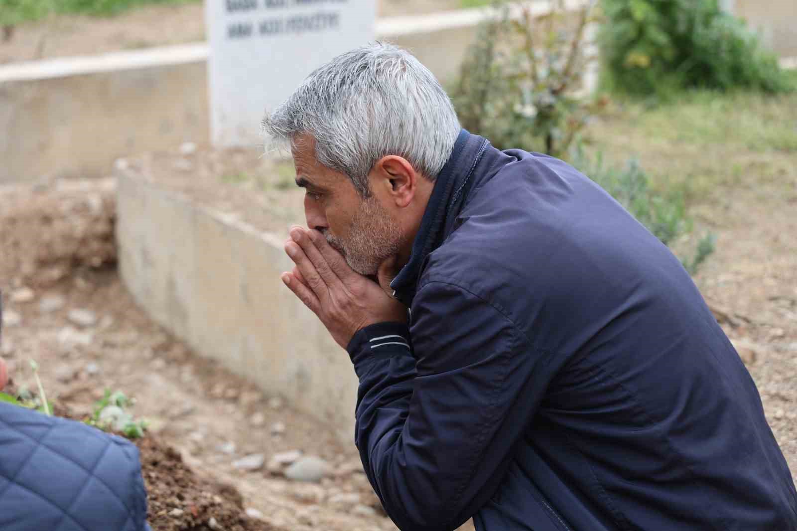 Saldırıda ölen 4 öğrencinin mezarında hüzün ve gözyaşı hakim
